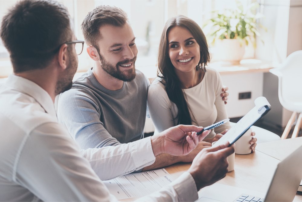Real-estate-buying-couple