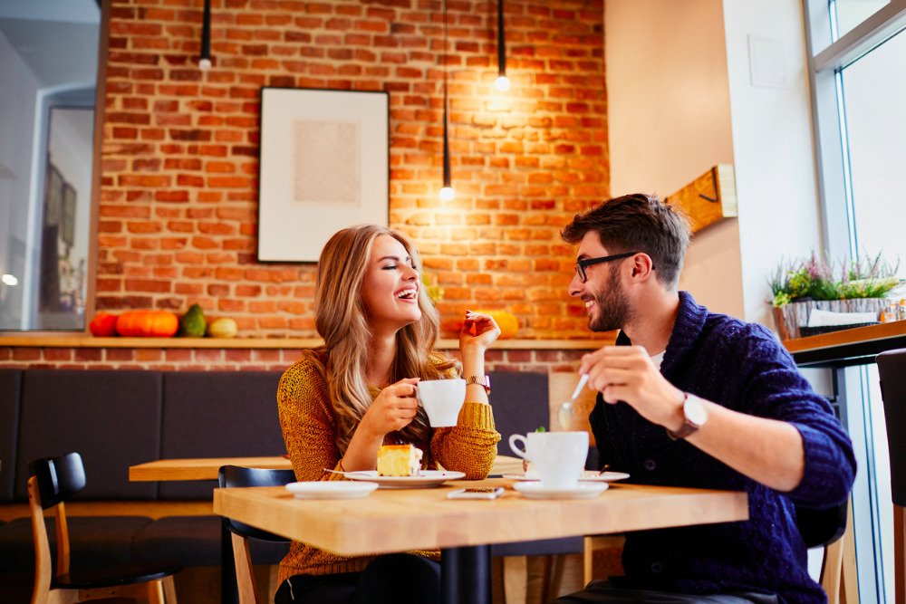Brunch-couple-eating